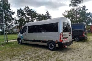 Vans estacionadas lado a lado na natureza