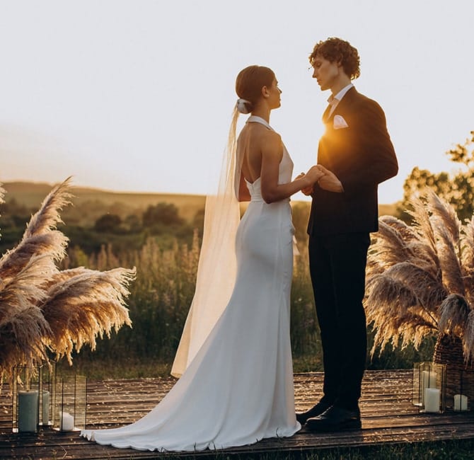 Casal casando no por do sol.