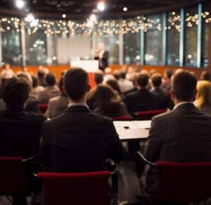 Pessoas assistindo palestra