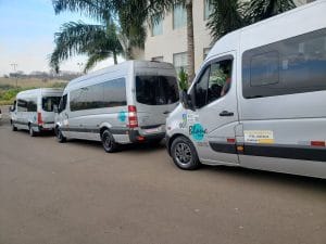 Vans estacionadas enfileiradas