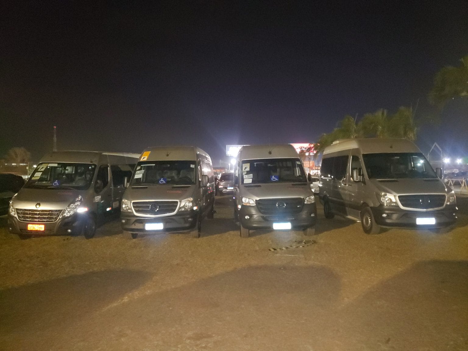 Vans estacionadas enfileiradas