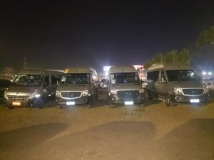 Vans estacionadas enfileiradas