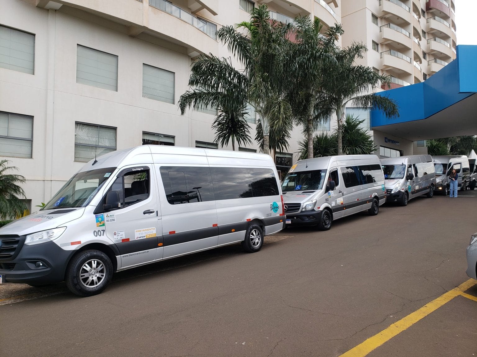 Vans estacionadas enfileiradas