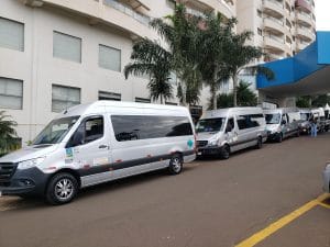Vans estacionadas enfileiradas