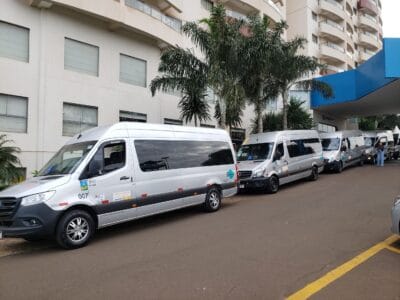 Vans estacionadas enfileiradas.