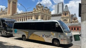 Micro ônibus parado em rua