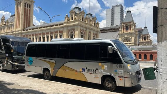 Micro ônibus parado em rua