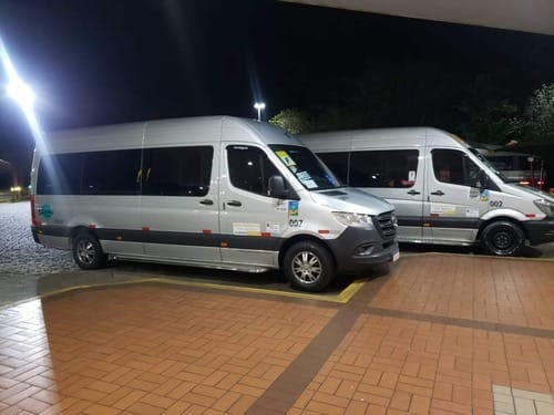 Vans paradas em entrada de hotel