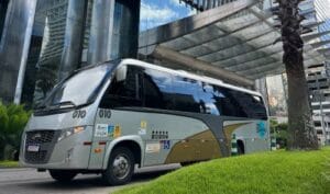 Micro ônibus parado em frente a hotel