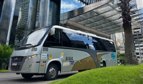 Descubra os Melhores Preços para Aluguel de Micro Onibus Blanc Vans Micro ônibus parado em frente a hotel