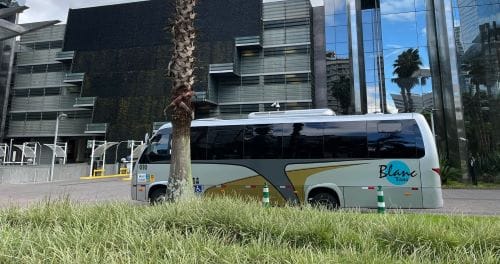 Tipos de Micro Onibus para Alugar Blanc Vans Micro ônibus parado em frente a hotel
