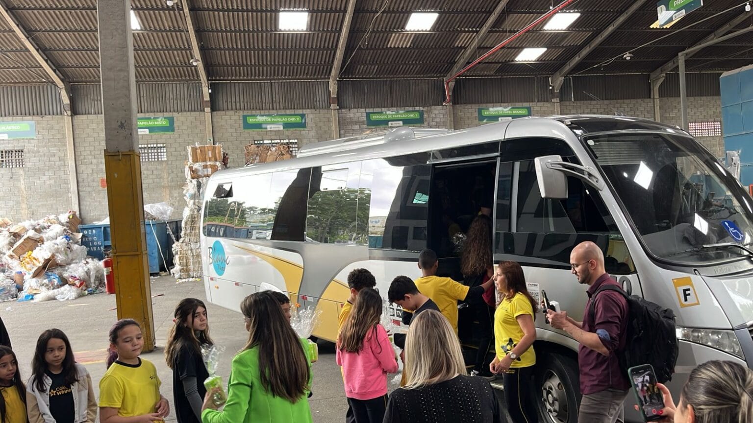 Escola em passeio entrando em micro ônibus