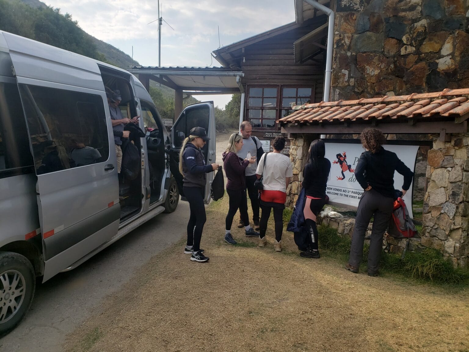 pessoas aguardando para entrar em van