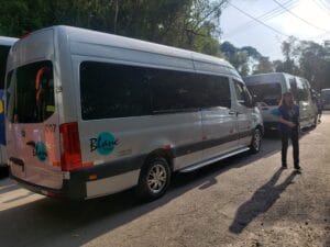 Vans de aluguel estacionadas