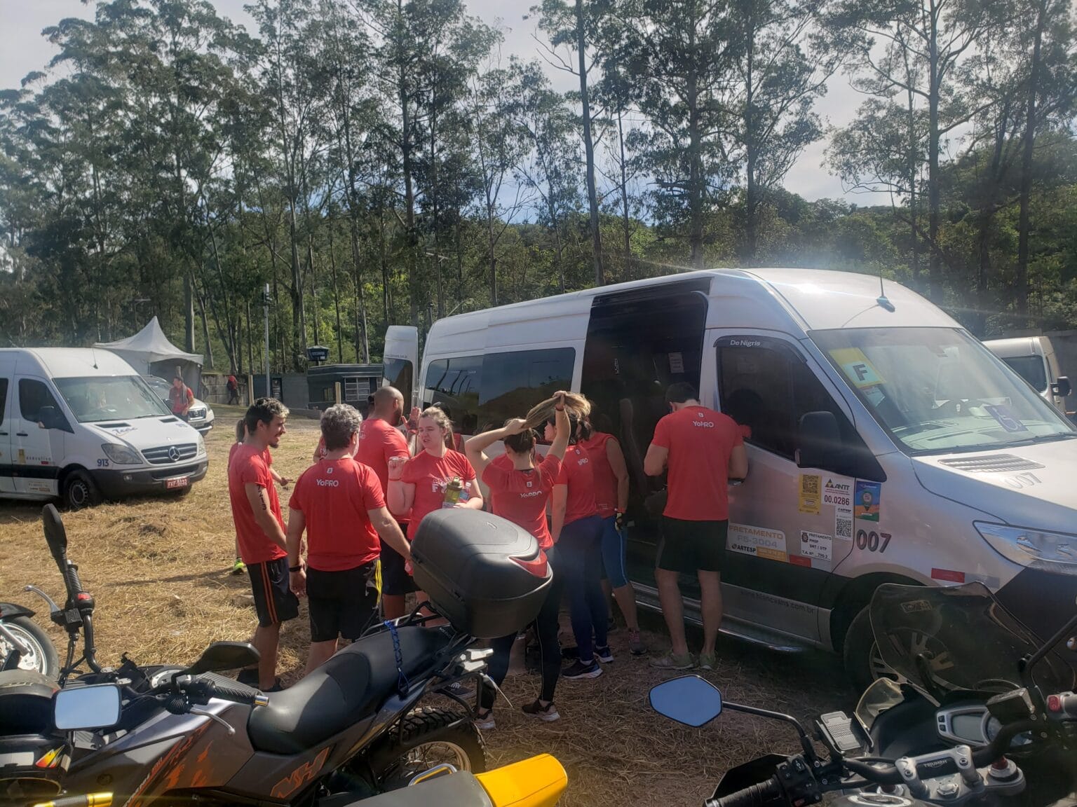 Pessoas embarcando em van