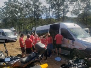 pessoas entrando em van