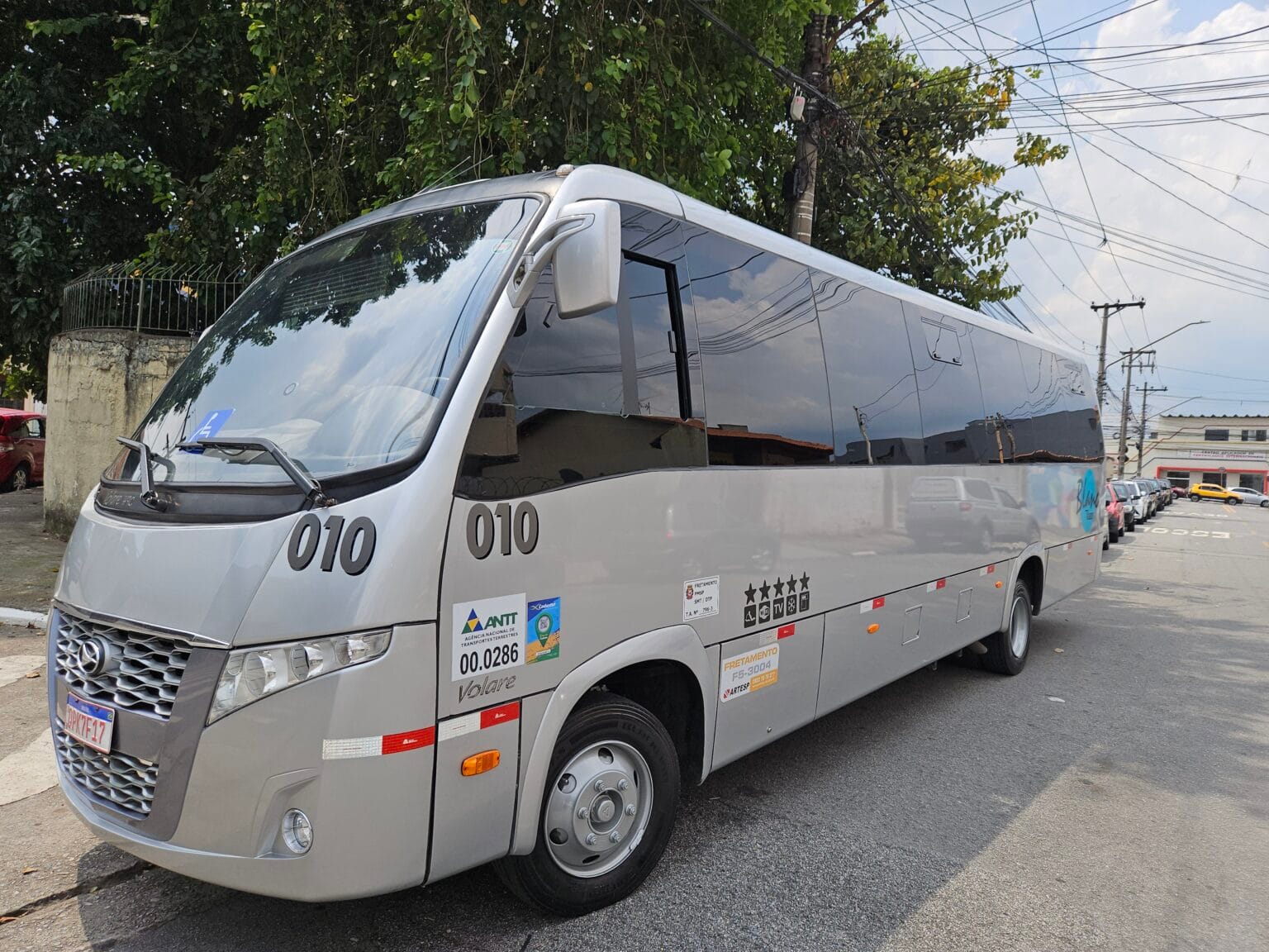 Micro ônibus estacionado