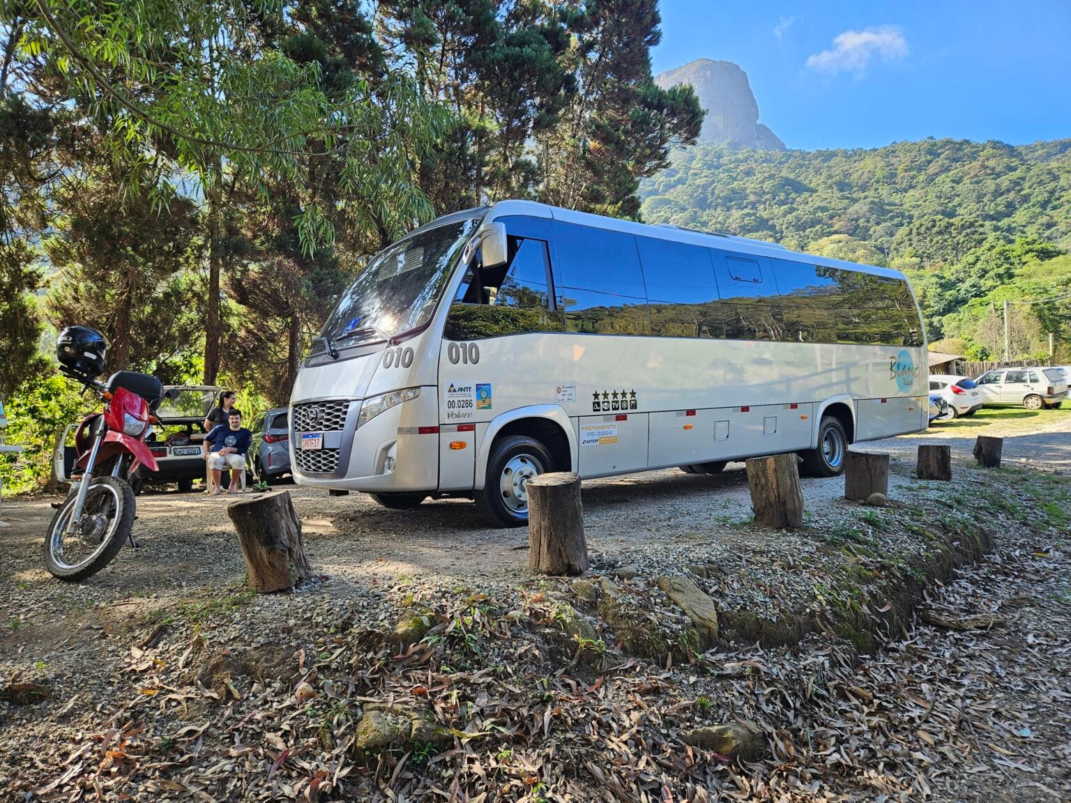 Ônibus estacionado em camping