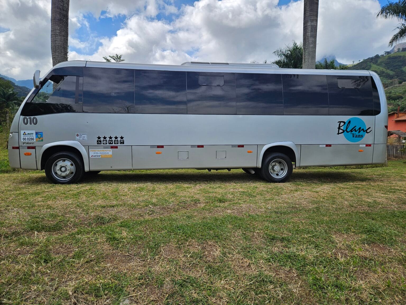 Ônibus parado em gramado