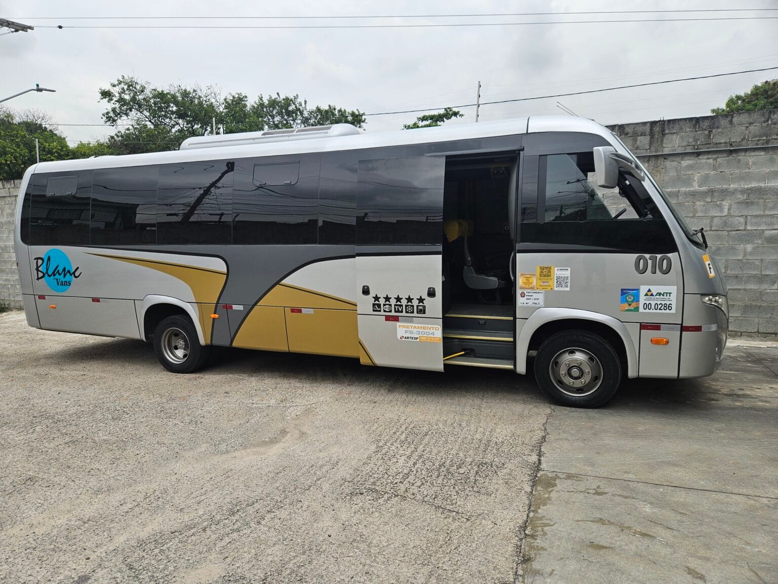 Ônibus estacionado