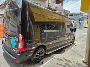 van estacionada em rua