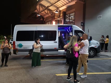 Pessoas aguardando para embarcar em van