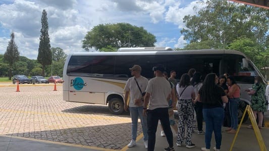Pessoas aguardando para embarcar em micro ônibus