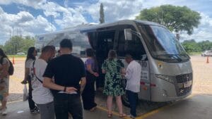 Pessoas aguardando para embarcar em micro ônibus
