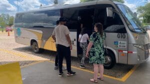 pessoas entrando em micro ônibus de viagem