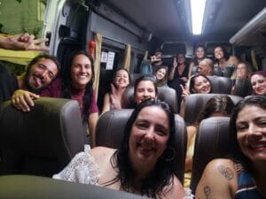 Foto coletiva de dentro de van
