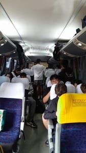 Adolescente dentro de ônibus