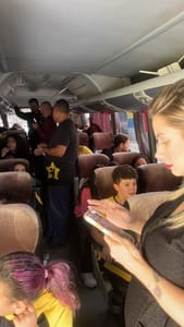 Adolescentes com professores dentro de ônibus escolar