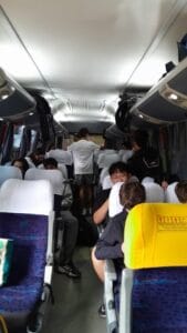 Adolescentes dentro de micro ônibus escolar