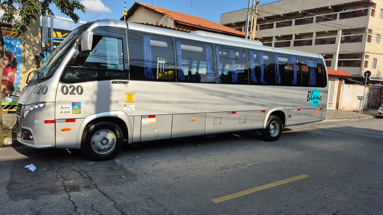 Ônibus de viagem parado em rua