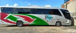 ônibus com logo estacionado