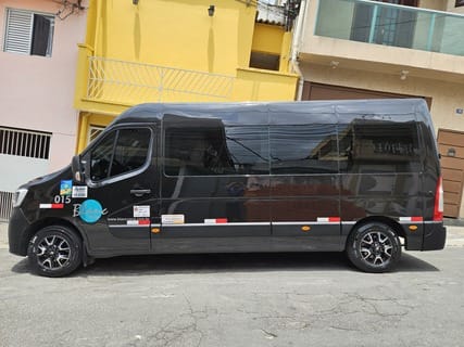 Van preta estacionada