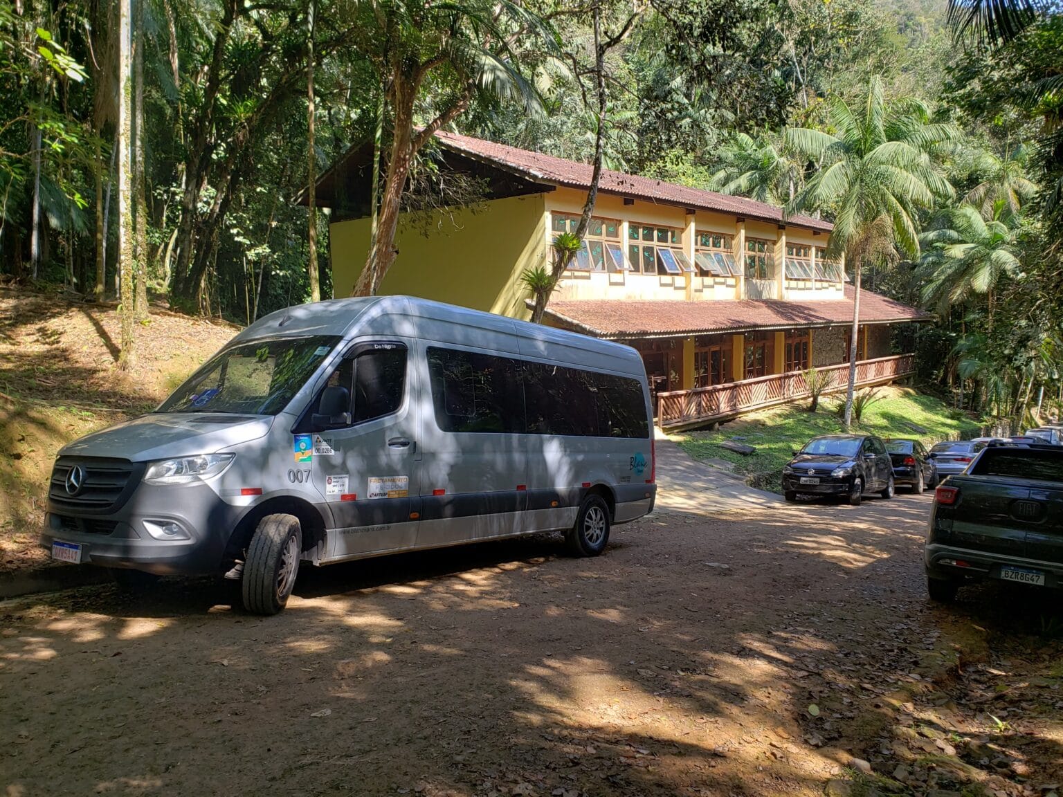 van estacionada em sítio