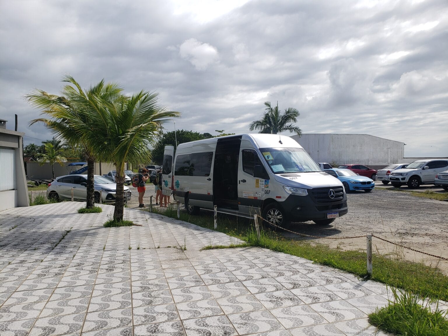 pessoas guardando bolsas na traseira de van de viagem