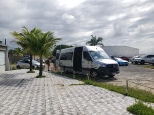 pessoas guardando bolsas na traseira de van de viagem