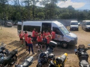 Pessoas de uniforme embarcando em van de viagem
