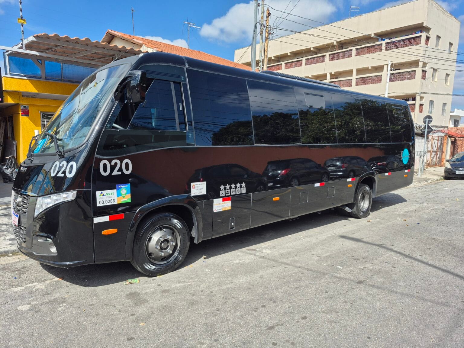 Micro ônibus preto