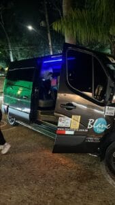 van com portas abertas