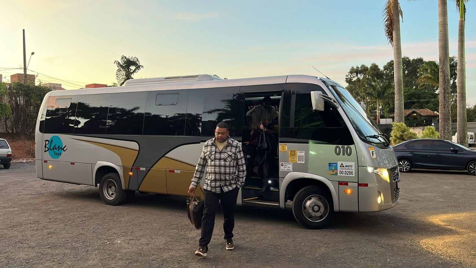 Pessoas desembarcando de micro ônibus