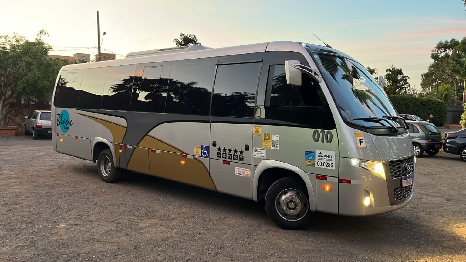 Micro ônibus com logo estacionado