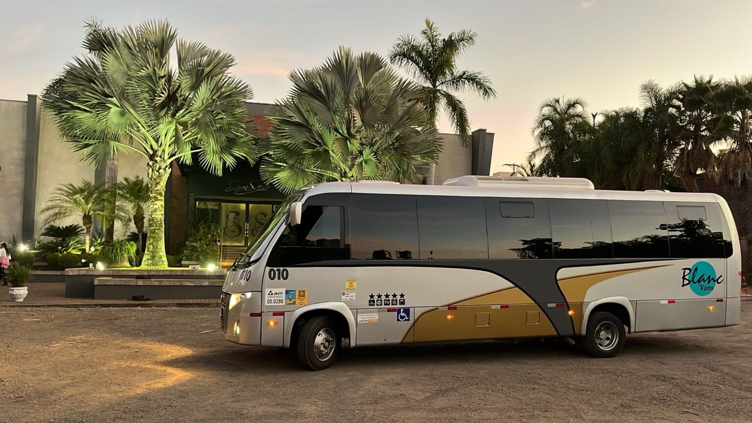 Micro ônibus com logo estacionado