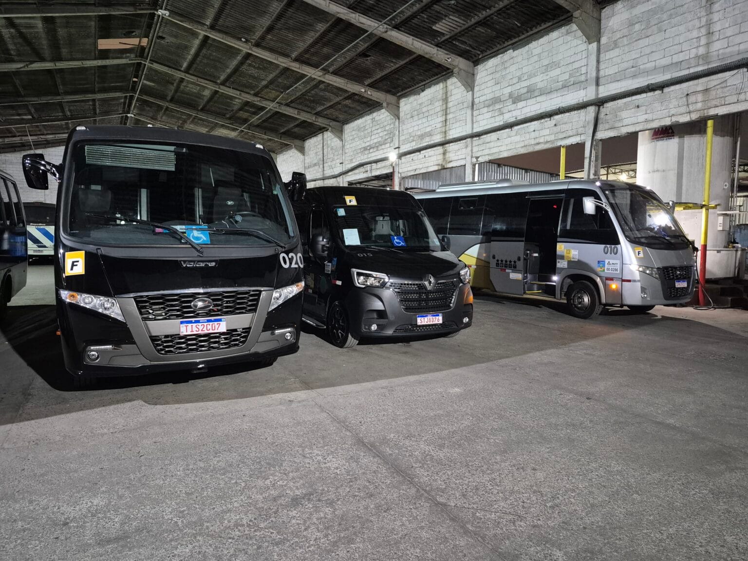 Veículos estacionados em garagem coberta