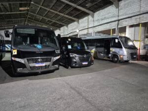 Veículos estacionados em garagem coberta