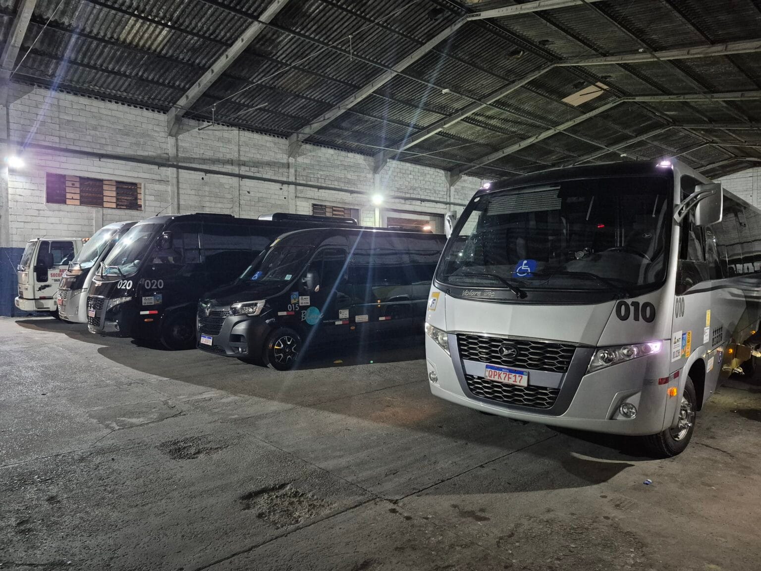 Veículos estacionados em garagem