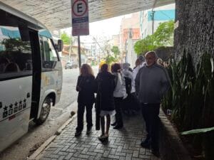 Pessoas aguardando para entrar em Ônibus
