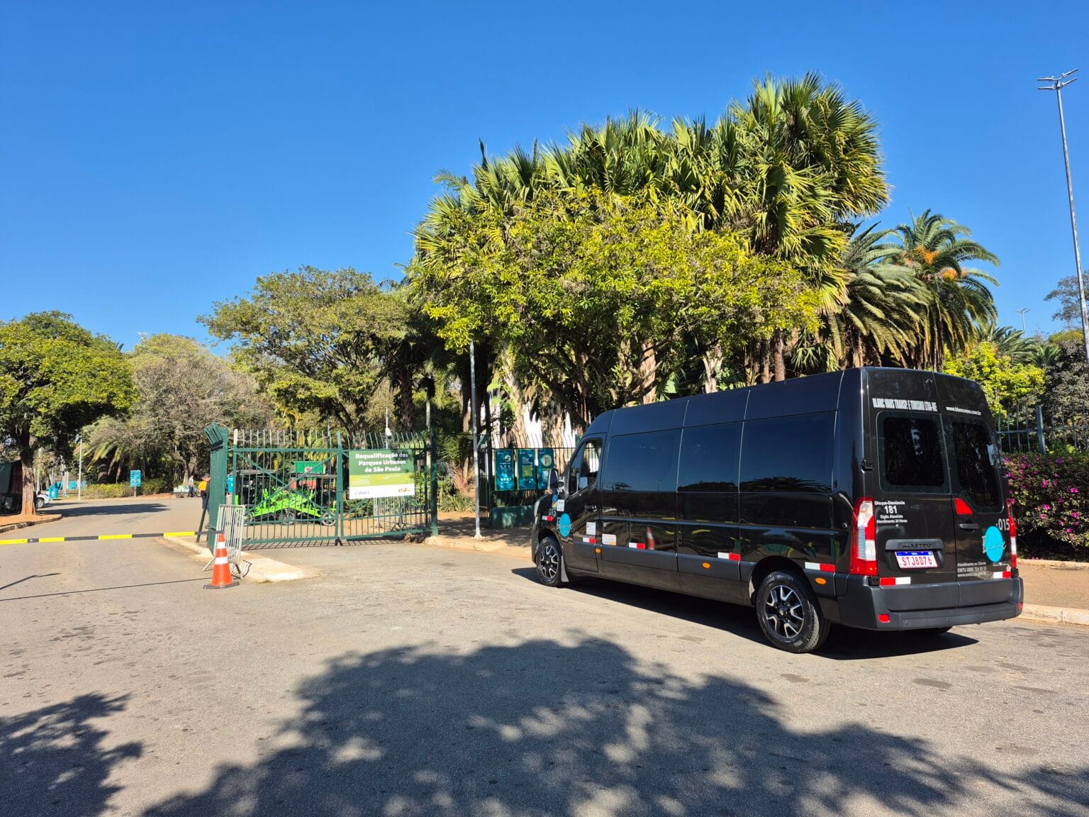 Van parada em frete a parque